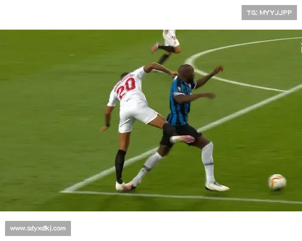 意甲巅峰对决：吉鲁莱奥卢卡库三大锋霸激烈角逐精彩瞬间